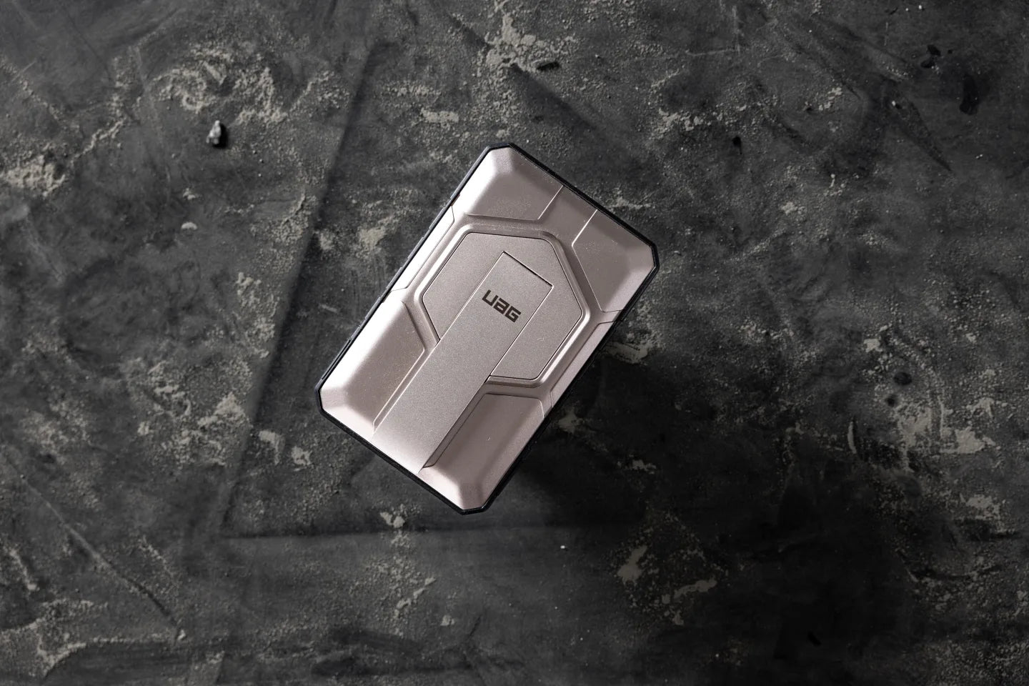 Urban Armor Gear UAG – Powerbank 10000 mAh, PD 20 W, 1× USB-C, 1× USB-A, kabelloses Laden, für Smartphones, Titanium