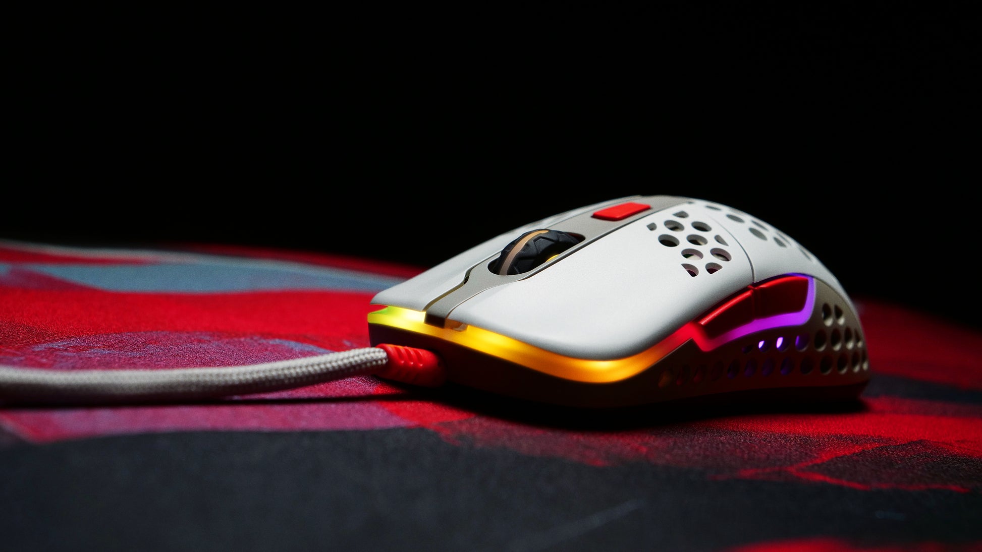 R-Go Tools CHERRY XTRFY M42 Gaming-Maus – kabelgebunden, 125/500/1'000 Hz, beidhändig, RGB-Beleuchtung, mehrfarbig