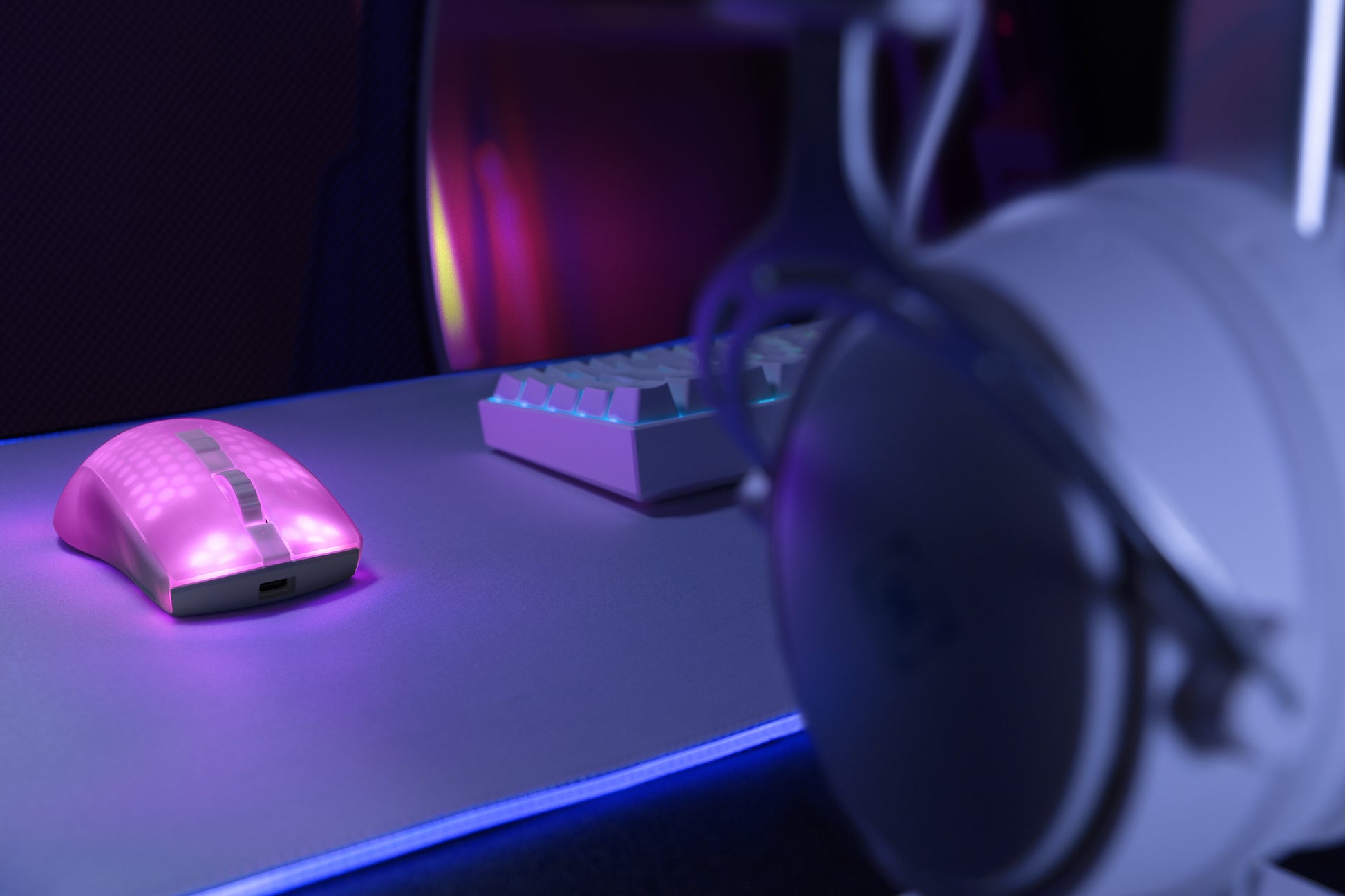 Deltaco Gaming DM320 – Gaming-Maus – Kabellos (Bluetooth/2,4 GHz), 10000 DPI, Rechtshänder, Weiss/Transparent