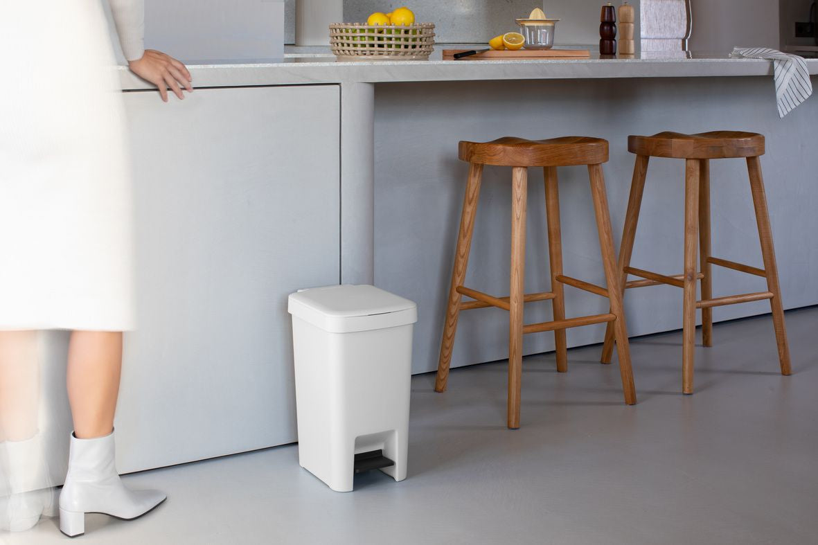 Brabantia Papierkorb StepUp – 16 l – Kunststoff, hellgrau – B × H × T 203 × 381 × 265 mm