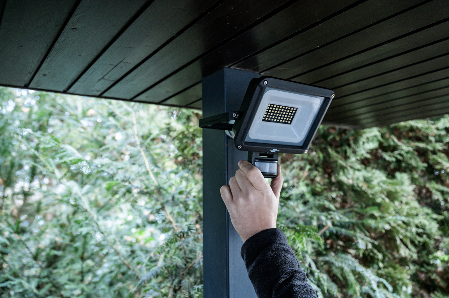 Brennenstuhl Aussenwandleuchte – 6500 K – IP65 – Netzbetrieb – mit Bewegungsmelder – Schwarz – Metall
