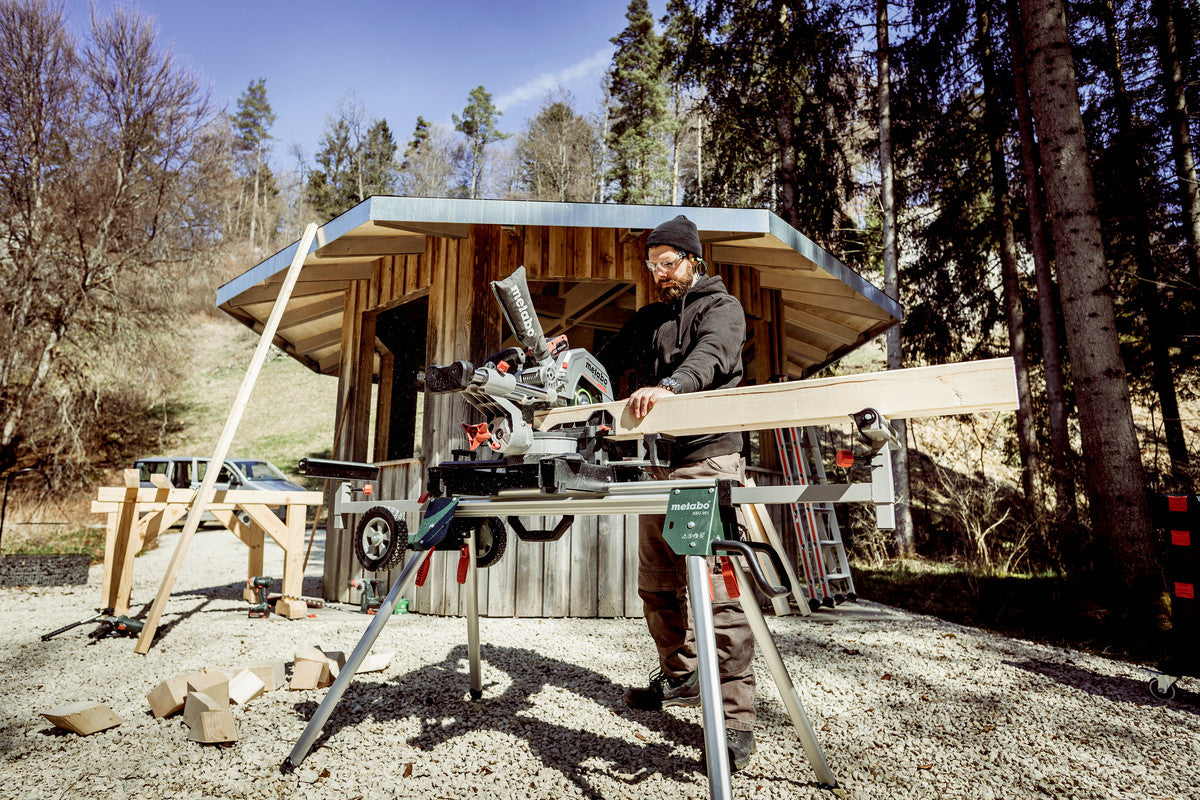 Metabo Kapp- und Gehrungssäge KGS 18 LTX BL 305 – 18 V (CAS) – Sägeblatt-Ø 305 mm – Solo – Brushless
