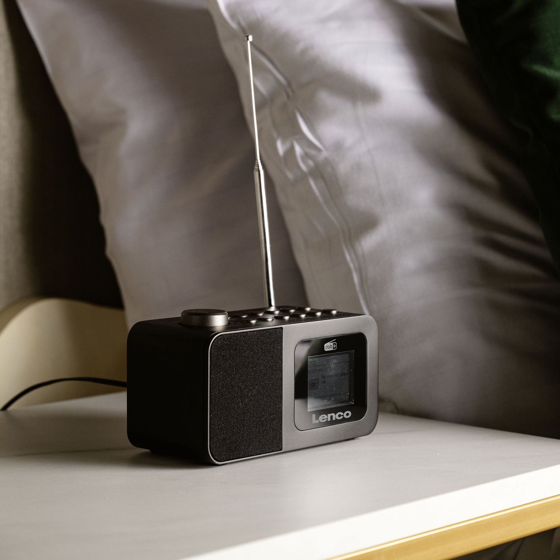 Lenco CR-625BK – DAB+/FM Radiowecker, Bluetooth, Qi-Laden – Schwarz