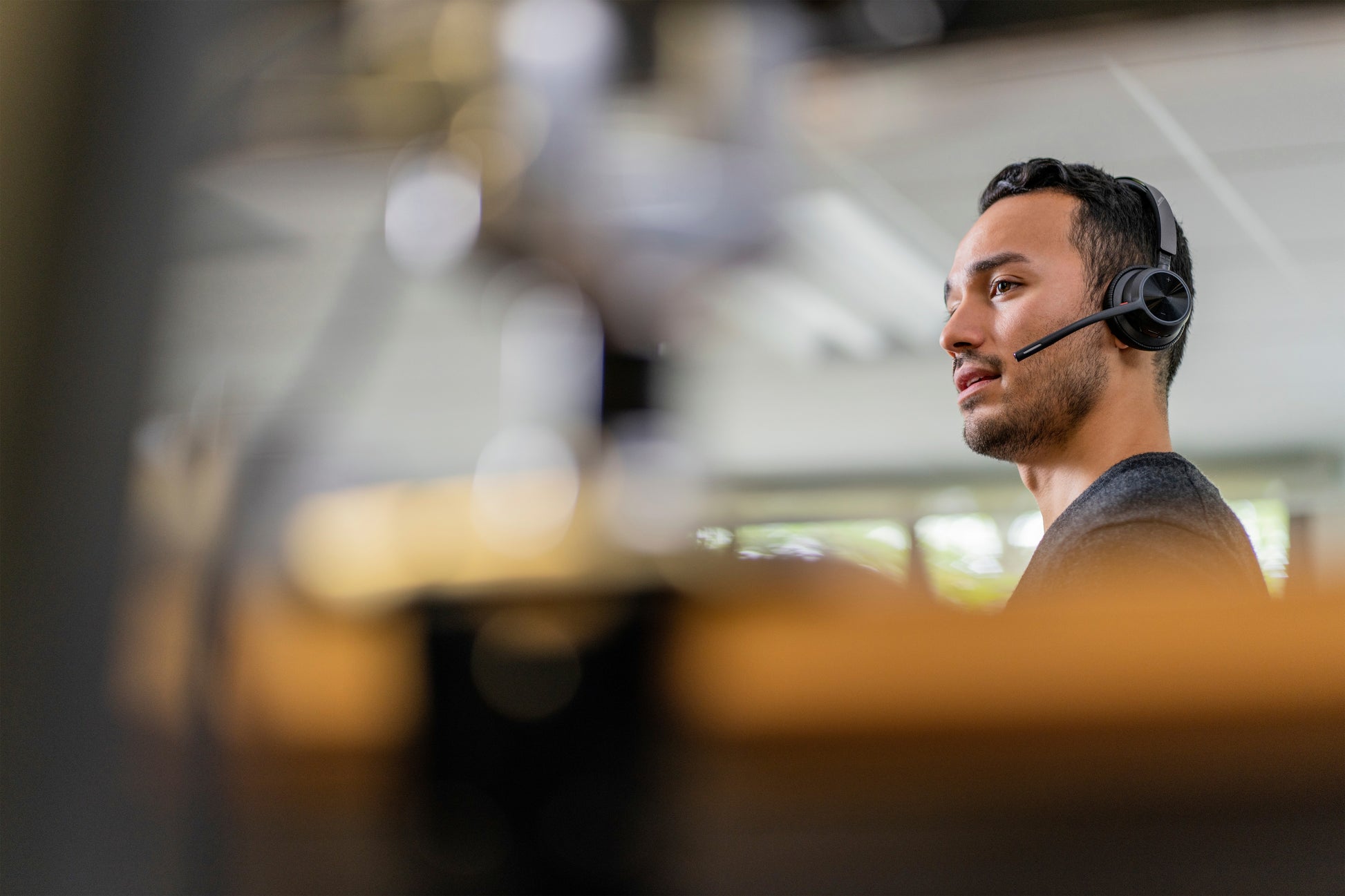 Poly Voyager 4310 UC – Mono Headset – Bluetooth 5.2, USB-A Empfänger – Schwarz – für PC/Mac – bis 24 h