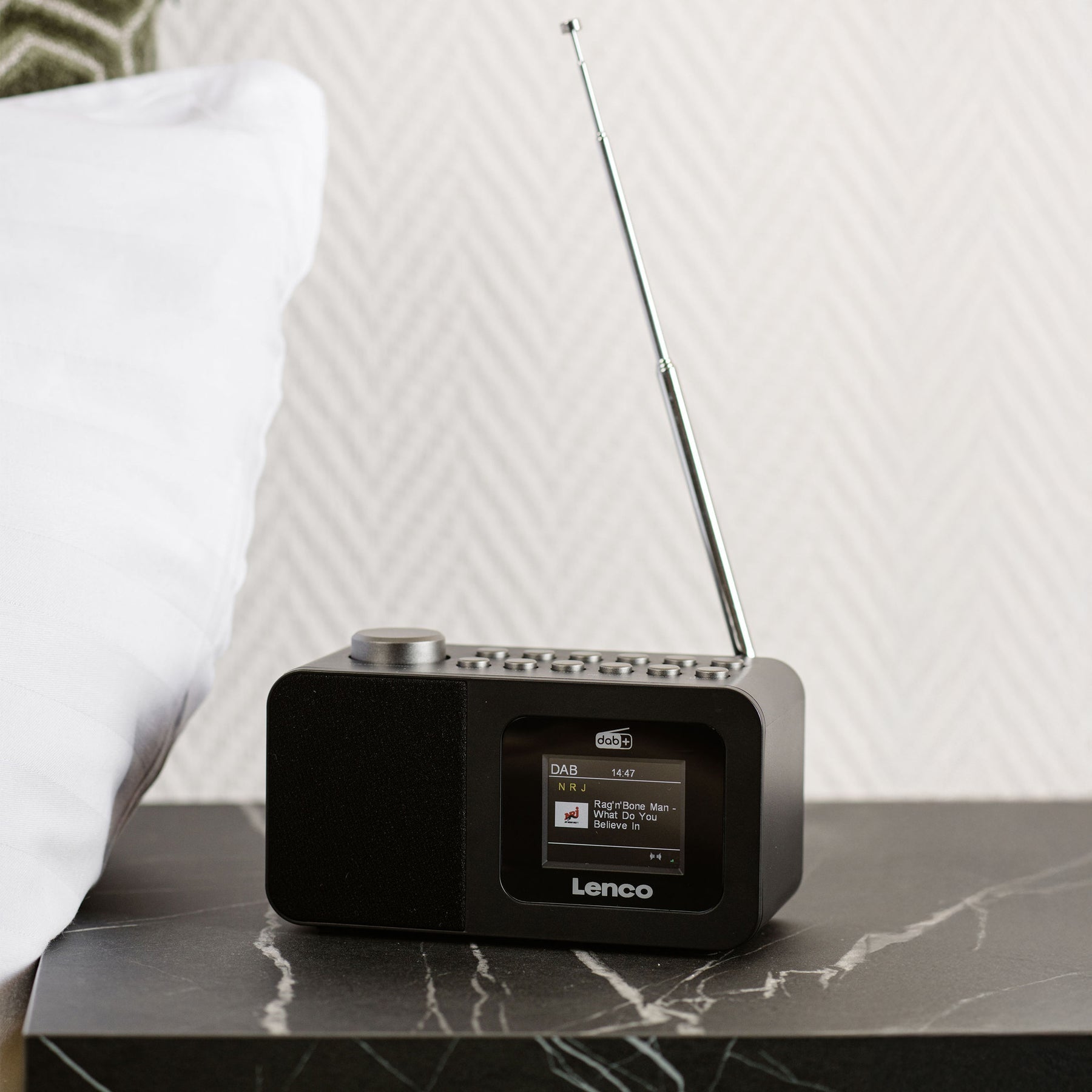 Lenco CR-625BK – DAB+/FM Radiowecker, Bluetooth, Qi-Laden – Schwarz