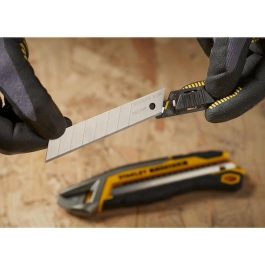 Stanley 18 mm Abbrechklingen – 5 Stk – mit Spender – für Cutter Interlock, Cutter 18 mm Autolock und andere