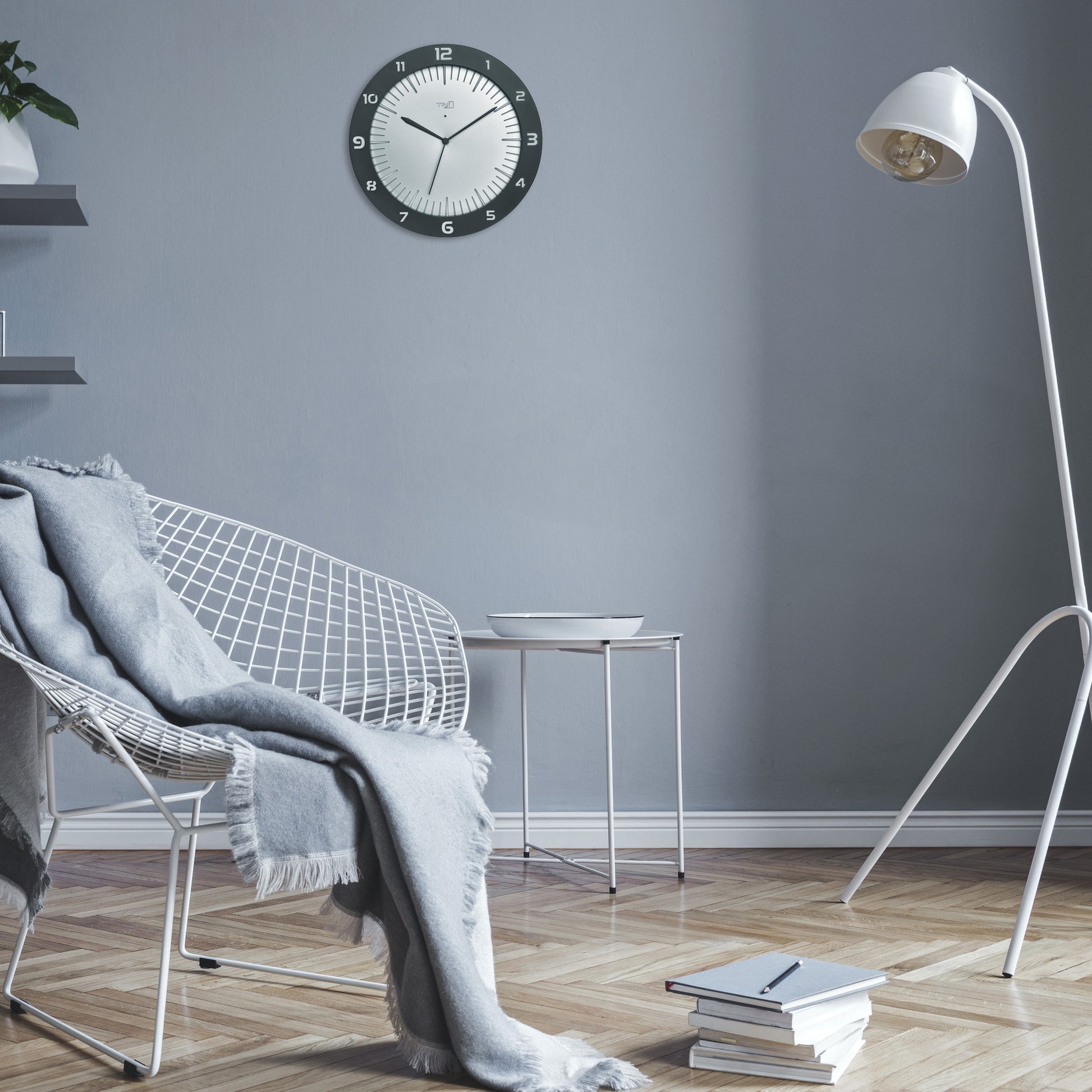 TFA-Dostmann TFA Dostmann LUMOCLOCK Wanduhr – Funk, analog, Licht, USB, Ø 30,3 cm, schwarz, Kunststoff