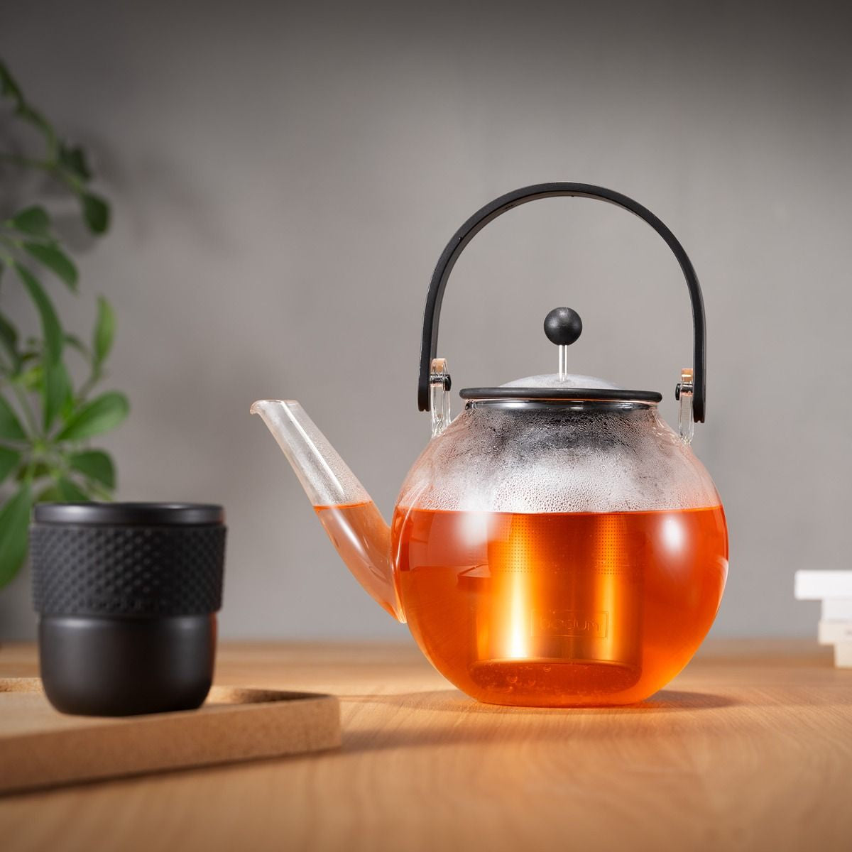 Bodum Assam Teebereiter – 1,5 l, Borosilikatglas/Bambus, abnehmbarer Deckel, Edelstahlfilter