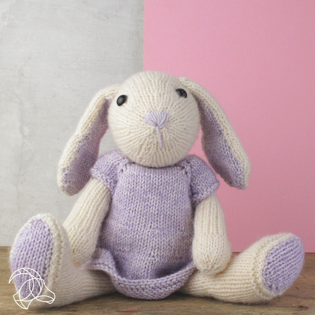 Hardicraft Strickset – Hase Chloe – 25 cm – lila, weiss