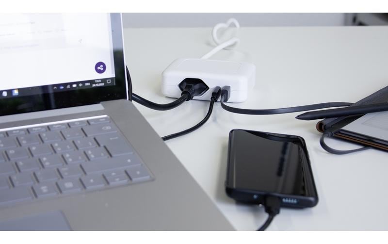 Steffen IQ Steckdosenleiste, 3×T13, 1×USB‑A 36 W + 1×USB‑C PD 45 W, 1,5 m, IP20, Eingang T12 – weiss