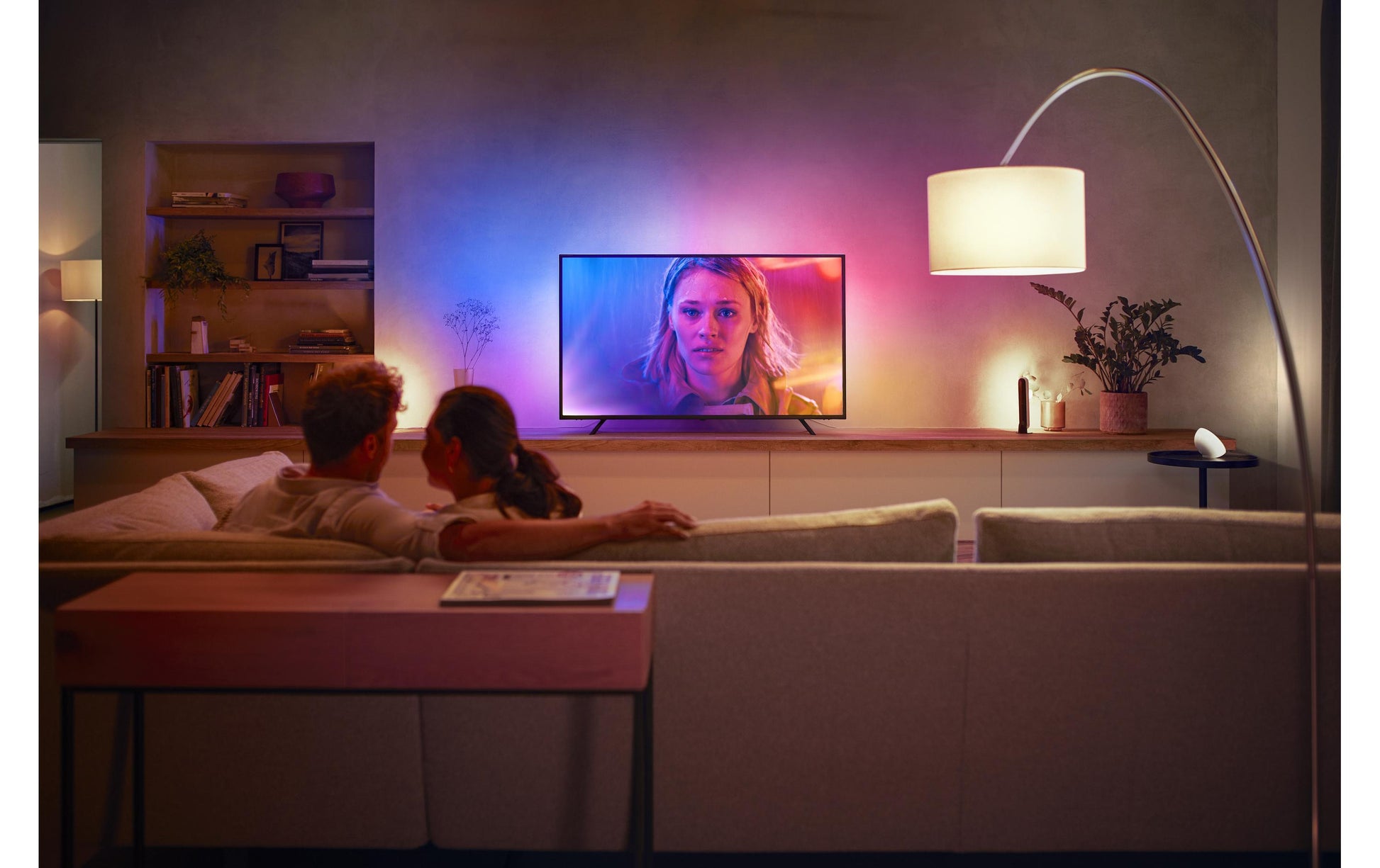 Philips by Signify Philips Hue Gradient Lightstrip 55 TV-Backlight-Set – ZigBee, einstellbares Weiss – für 55" Fernseher – Schwarz