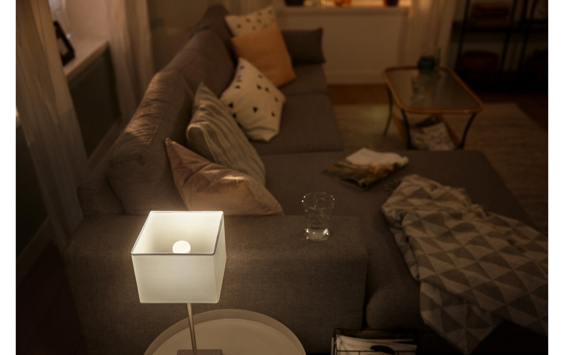 Philips by Signify Philips Hue Smart-Leuchtmittel E14 – 470 lm, 2700 K, App-Steuerung, dimmbar