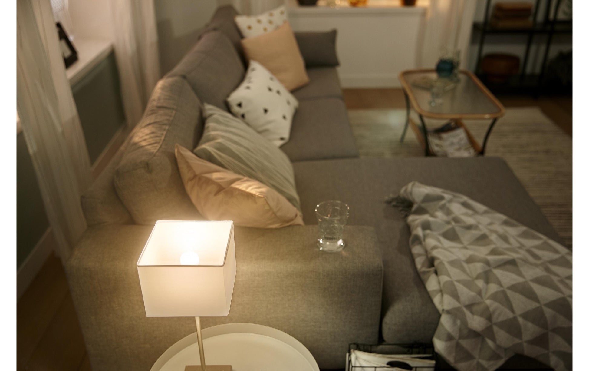 Philips by Signify Philips Hue Smart-Leuchtmittel E14 – 470 lm, 2700 K, App-Steuerung, dimmbar