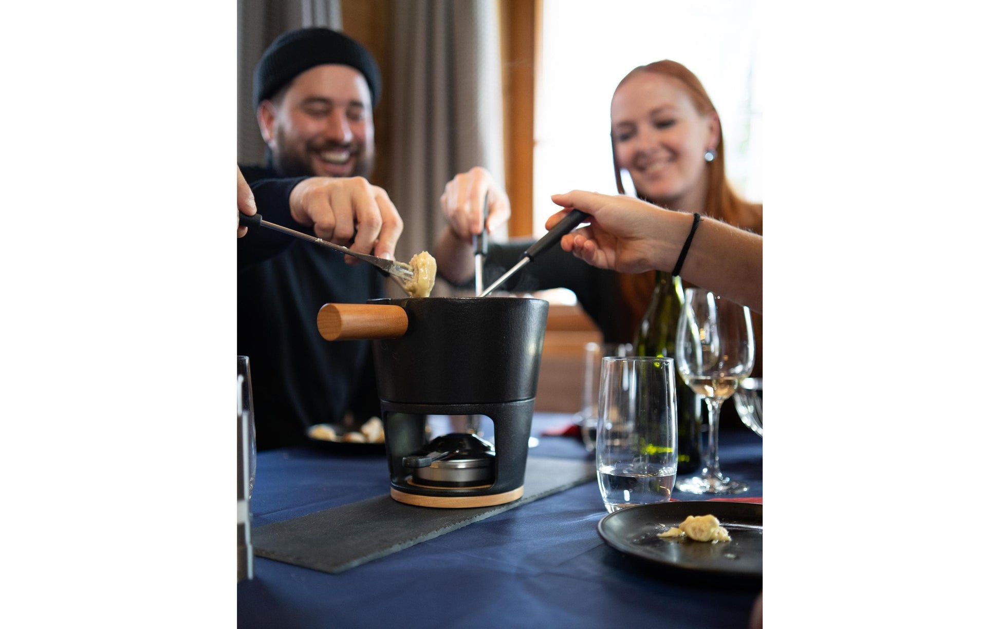 Stöckli Fondue Bourguignonne-Set Titlis 8-teilig – mit Pastenbrenner, Gusseisen, Ø 16 cm, für Induktion