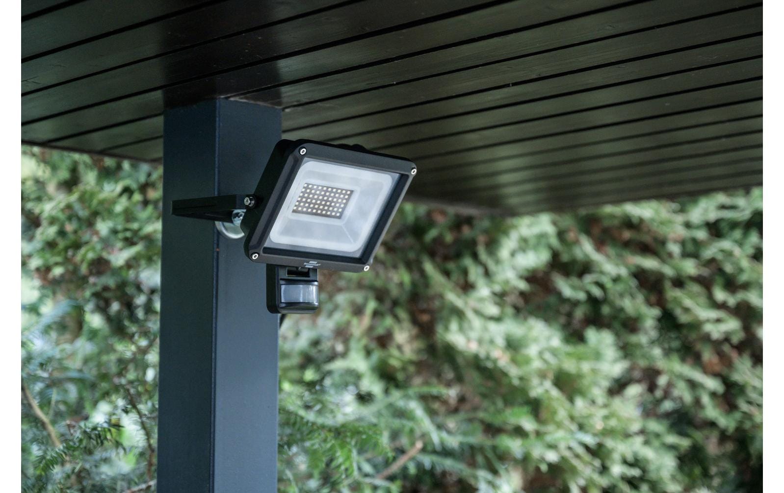 Brennenstuhl Aussenwandleuchte – 6500 K – IP65 – Netzbetrieb – mit Bewegungsmelder – Schwarz – Metall