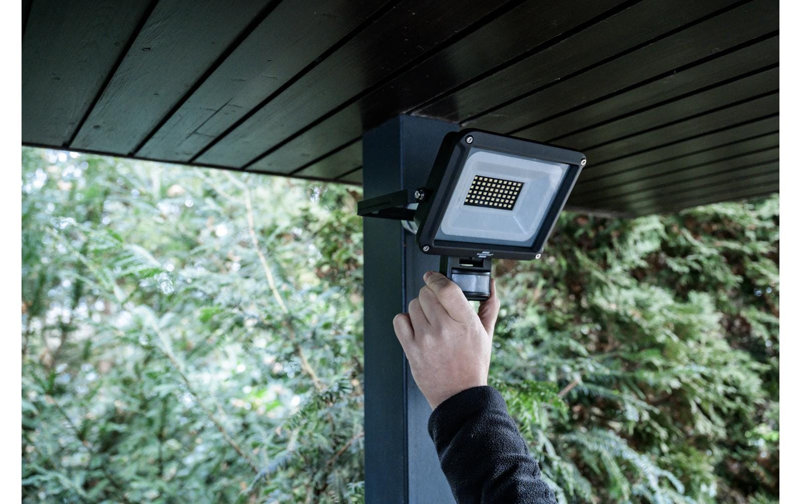Brennenstuhl Aussenwandleuchte – 6500 K – IP65 – Netzbetrieb – mit Bewegungsmelder – Schwarz – Metall
