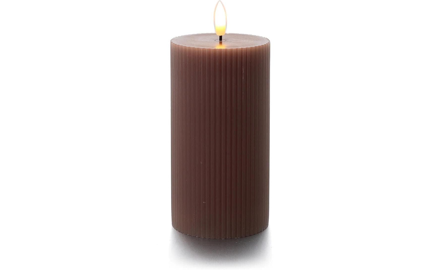 Balthasar LED Zylinderkerze – Ø 7,5 × 14 cm, warmweiss, batteriebetrieben, Timer, flackernd, braun