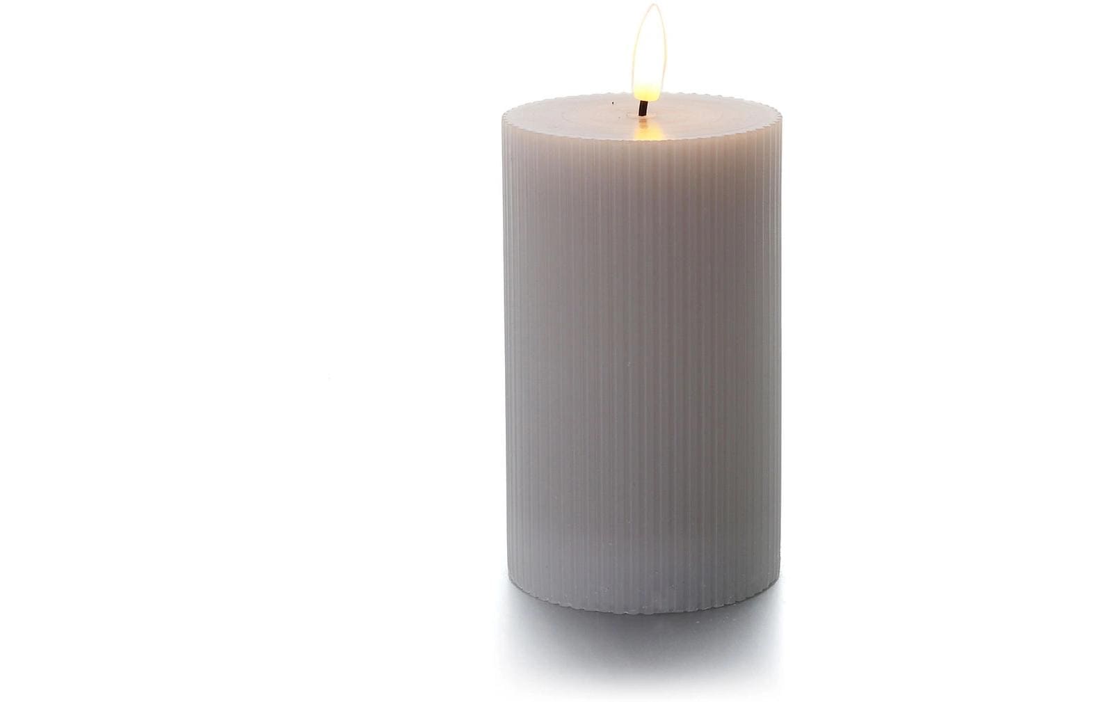 Balthasar LED-Zylinderkerze Rillen – Ø 7,5 × 12,5 cm, warmweiss, grau, Timer, flackernd, batteriebetrieben