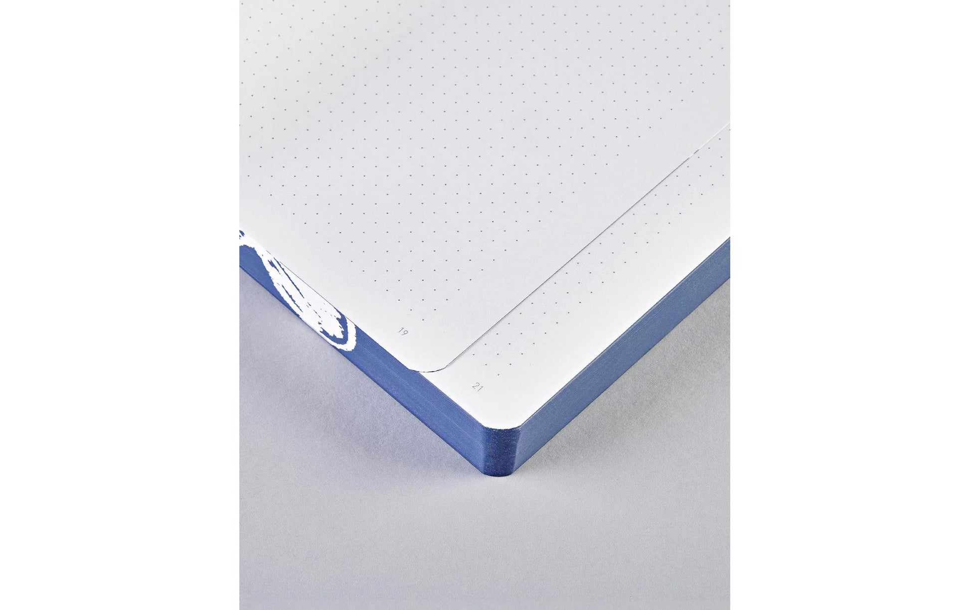nuuna Notizbuch – 165 × 220 mm – punktiert – 256 Seiten – 120 g/m² – Softcover – blau/weiss