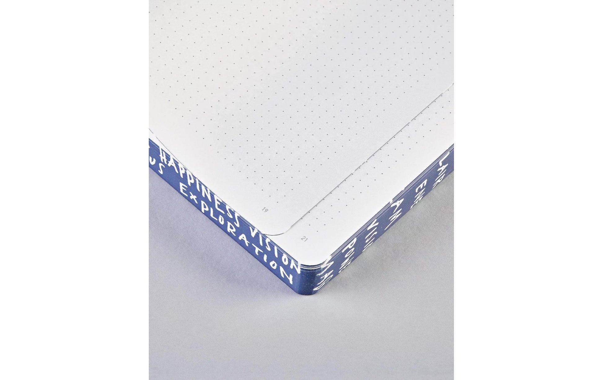 nuuna Notizbuch – 165 × 220 mm – 120 g/m² – Softcover, Fadenheftung, nummerierte Seiten, Blau/Weiss