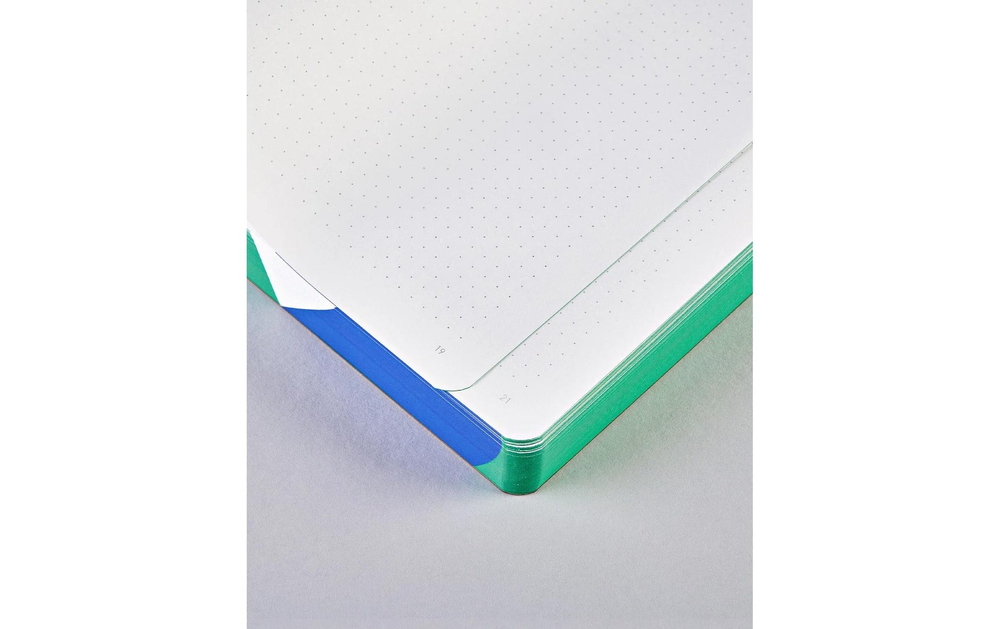 nuuna Notizbuch – 165 × 220 mm – 120 g/m² – Softcover, Fadenheftung, nummerierte Seiten – mehrfarbig