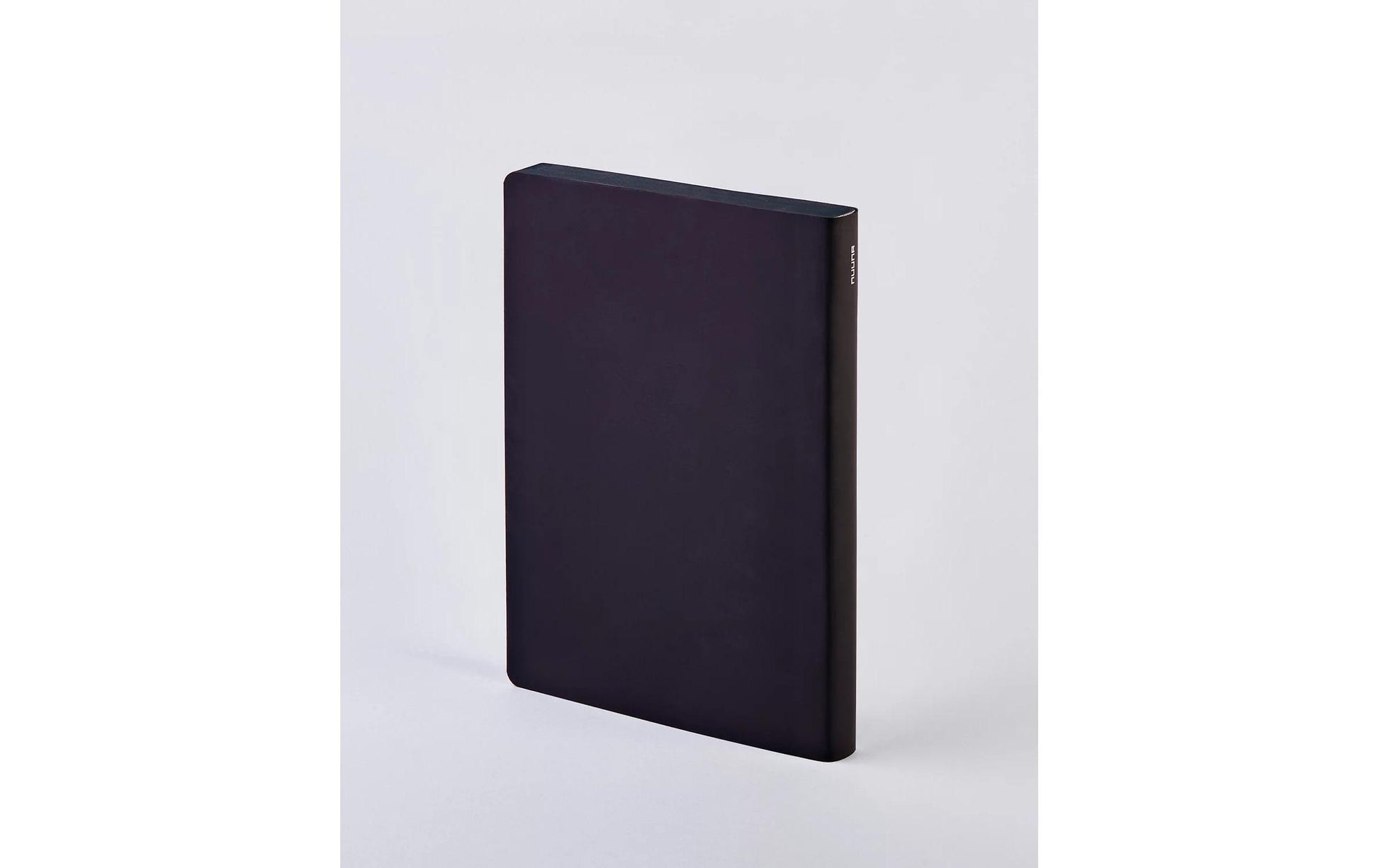nuuna Notizbuch – 165 × 220 mm – 120 g/m² – Softcover, Fadenheftung, nummerierte Seiten, schwarz/weiss