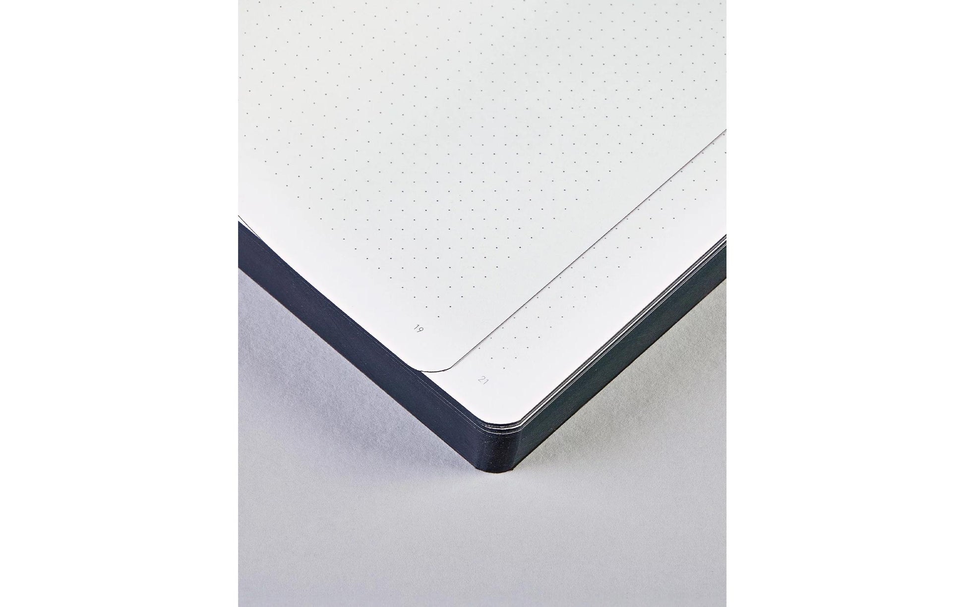 nuuna Notizbuch – 165 × 220 mm – 120 g/m² – Softcover, Fadenheftung, nummerierte Seiten, schwarz/weiss