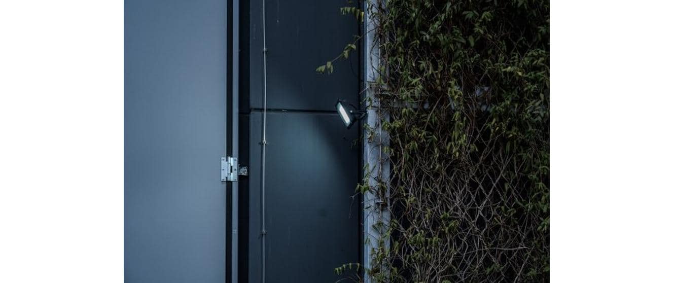 Brennenstuhl Aussenwandleuchte – 100 W – Kaltweiss, 6500 K – IP65 – Netzbetrieb – dimmbar – Schwarz – Metall