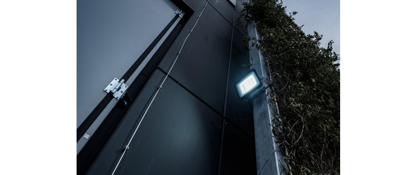 Brennenstuhl Aussenwandleuchte – 100 W – Kaltweiss, 6500 K – IP65 – Netzbetrieb – dimmbar – Schwarz – Metall