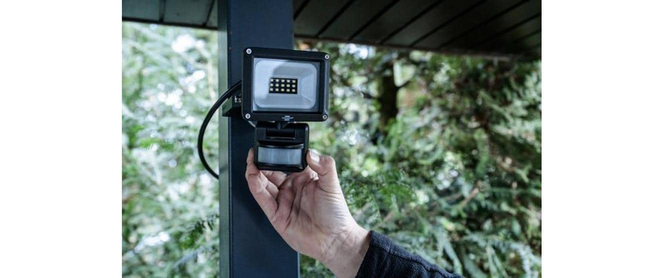 Brennenstuhl Aussenwandleuchte – Kaltweiss, 6500 K, IP65, Netzbetrieb, mit Bewegungsmelder – Schwarz – Metall