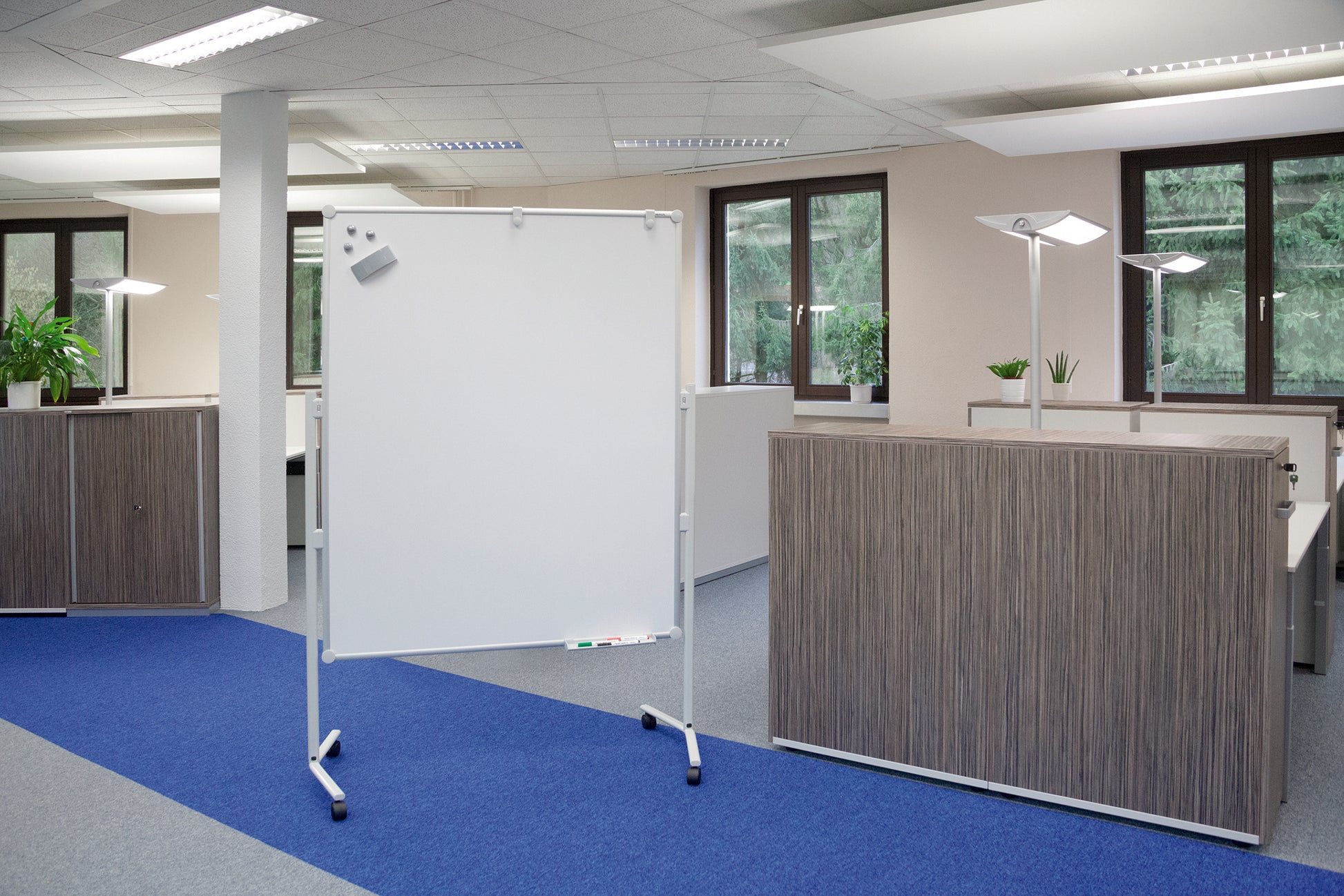 MAUL Whiteboard – 120 × 150 cm, magnetisch, Aluminiumrahmen, mit Ständer, beidseitig