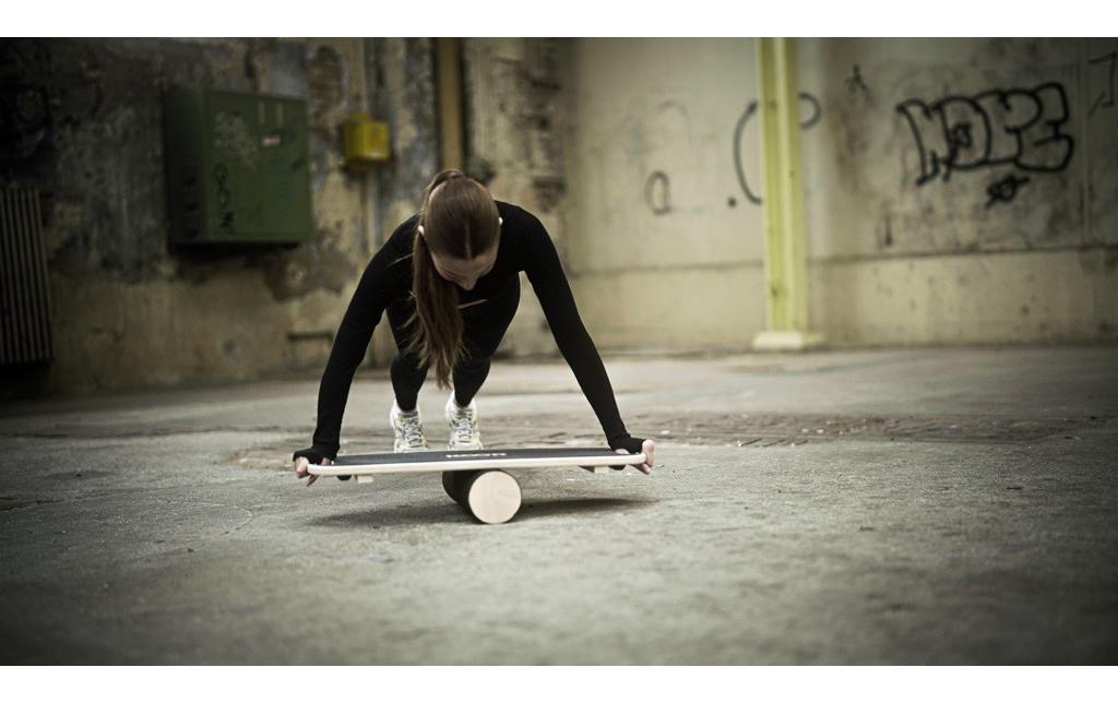 KOOR Balance Board mit Rolle – 73,5 × 28 cm – Holz – 110 kg max.