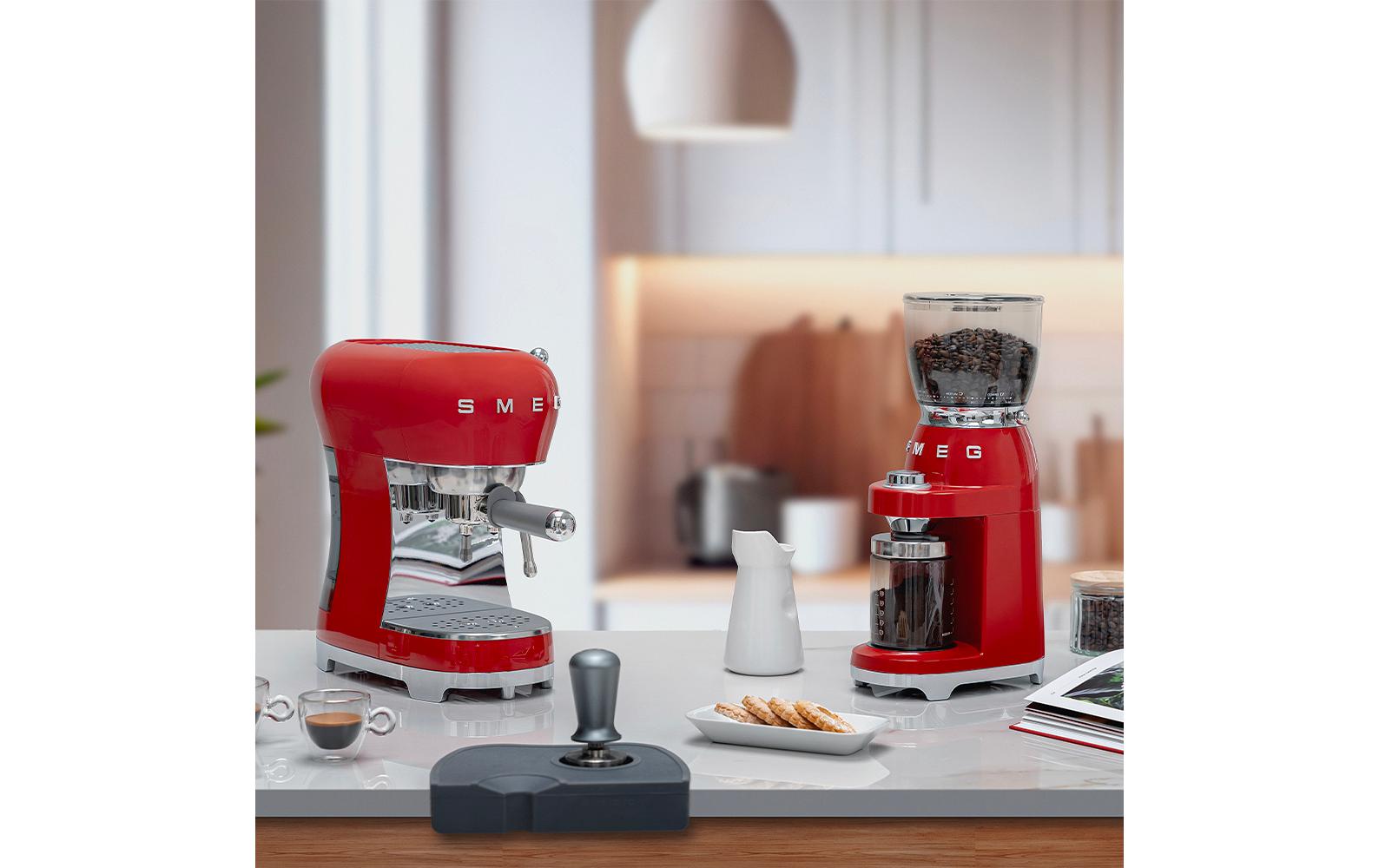 Smeg 50's ECF02RDEU Siebträgermaschine – 15 bar, 1,1 l, Rot