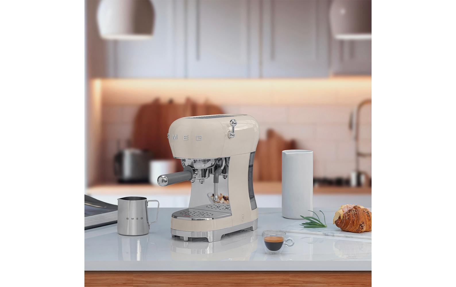 Smeg 50's ECF02CREU Siebträgermaschine – 15 bar, 1,1 l, Crème