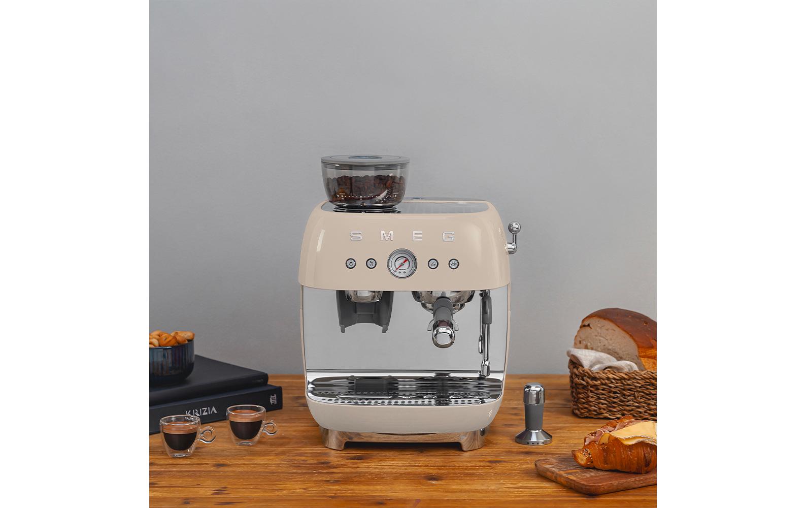 Smeg 50's EGF03CREU Siebträgermaschine – 15 bar, 2,4 l, 250 g, Kegelmahlwerk, Crème