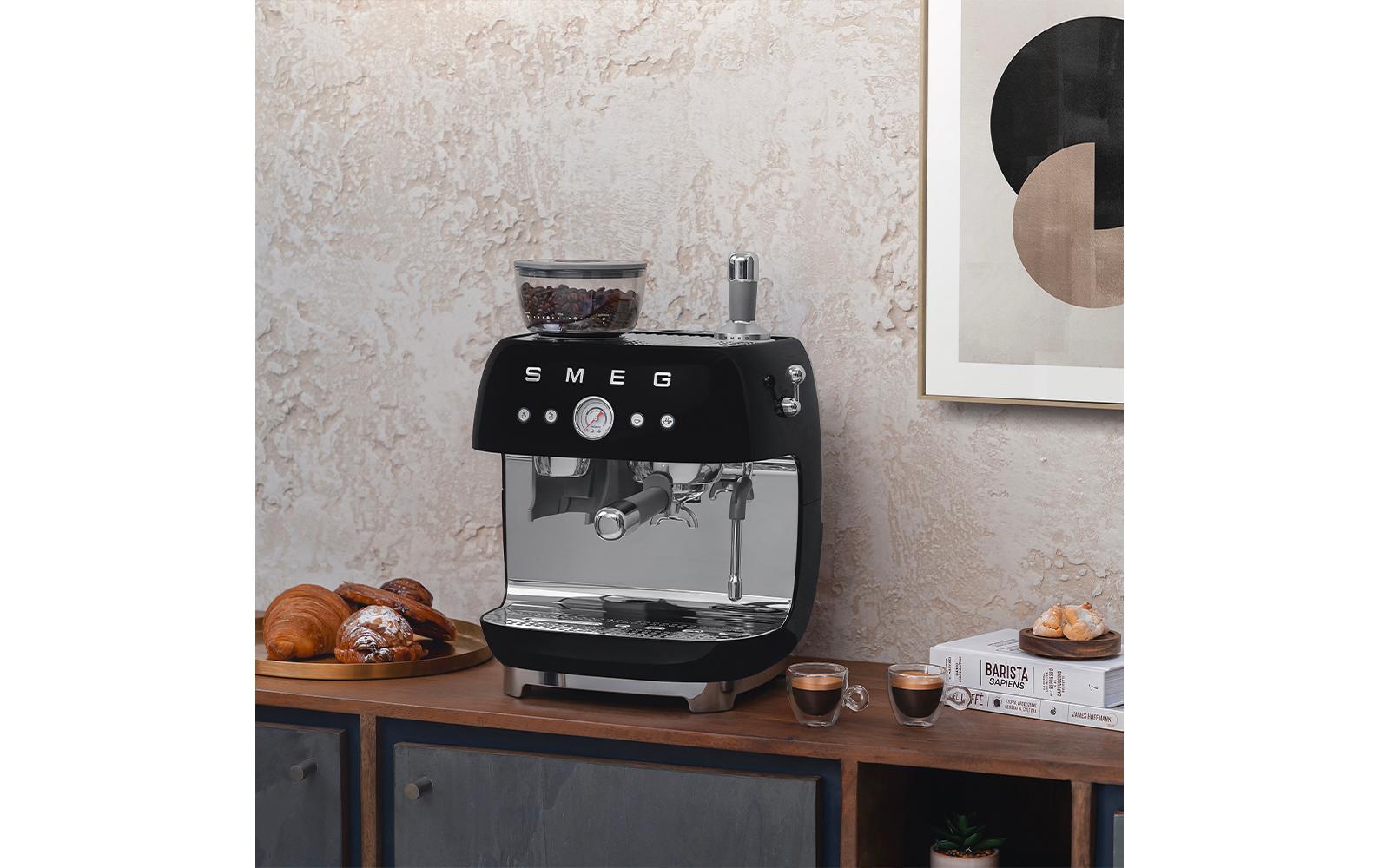 Smeg 50's EGF03BLEU Siebträgermaschine – 15 bar, 2,4 l, 250 g, Kegelmahlwerk, Schwarz