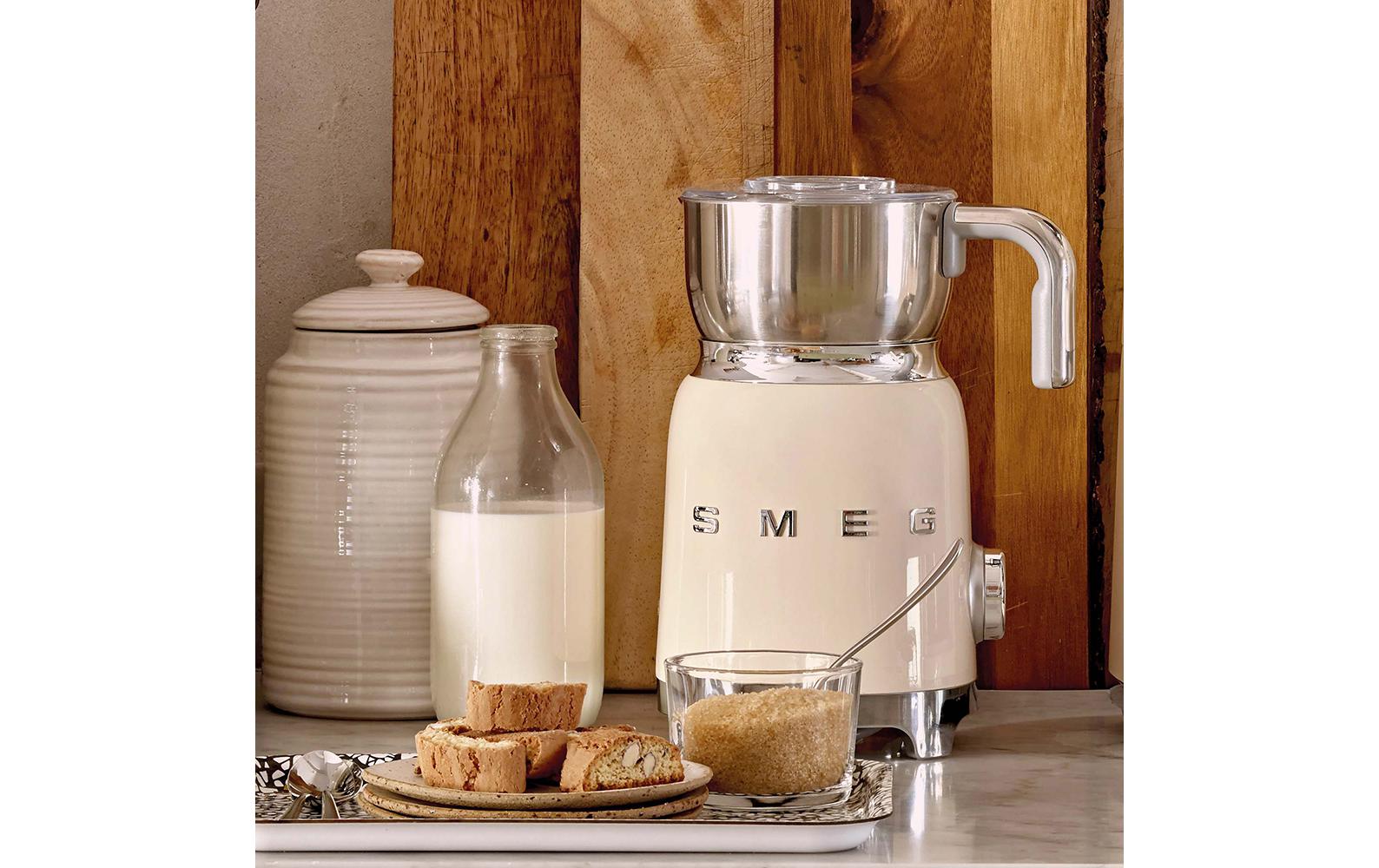 Smeg 50's Style MFF11CREU Milchschäumer – 600 ml, Crème