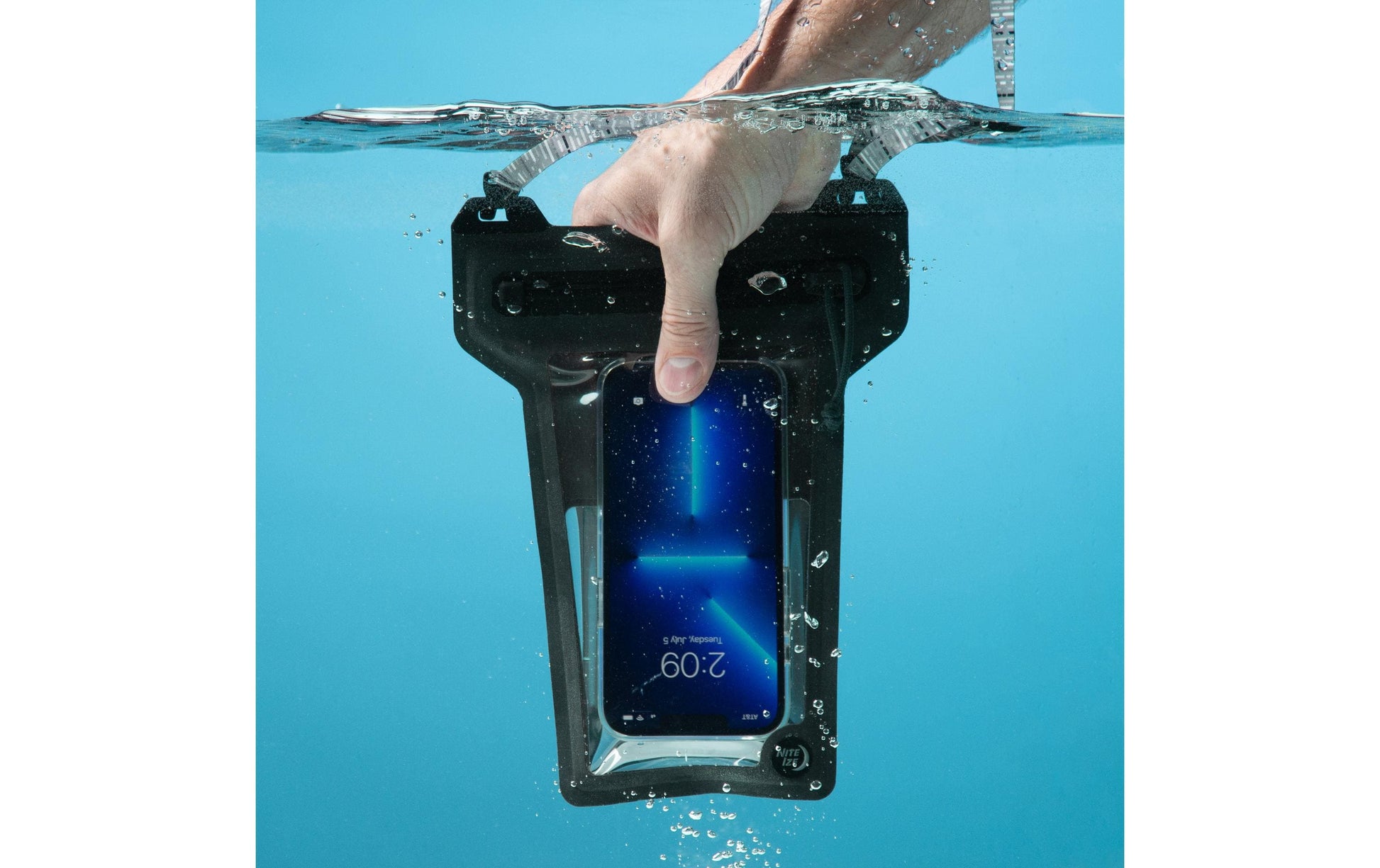 Nite Ize Wasserdichte Smartphone-Tasche – für Smartphones bis 7,6" – Schwarz