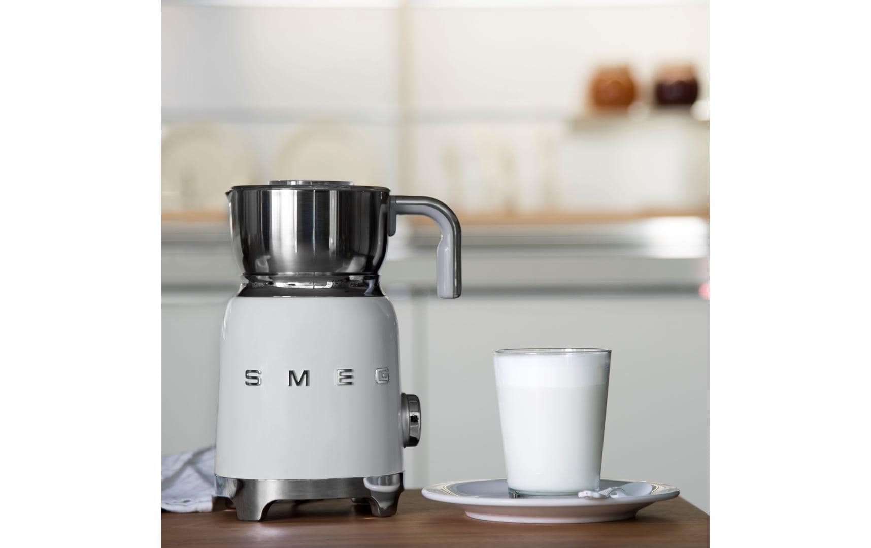 Smeg Elektrischer Milchschäumer MFF11WHEU – Füllmenge 600 ml, 500 W, Weiss