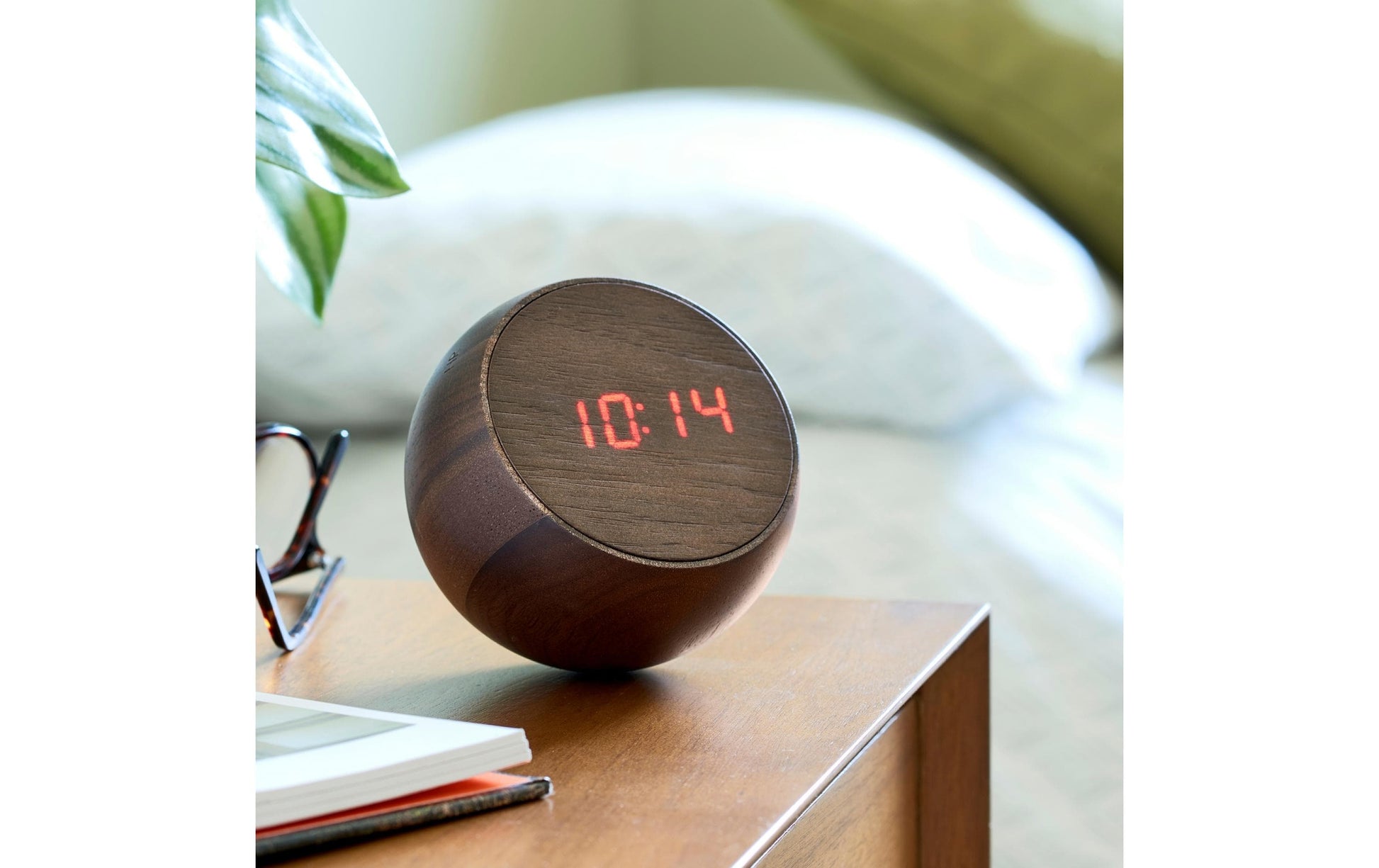 Gingko Wecker Tumbler Click – Funk – Digital – 9 × 11 × 9 cm, Braun, Holz, Alarm, USB