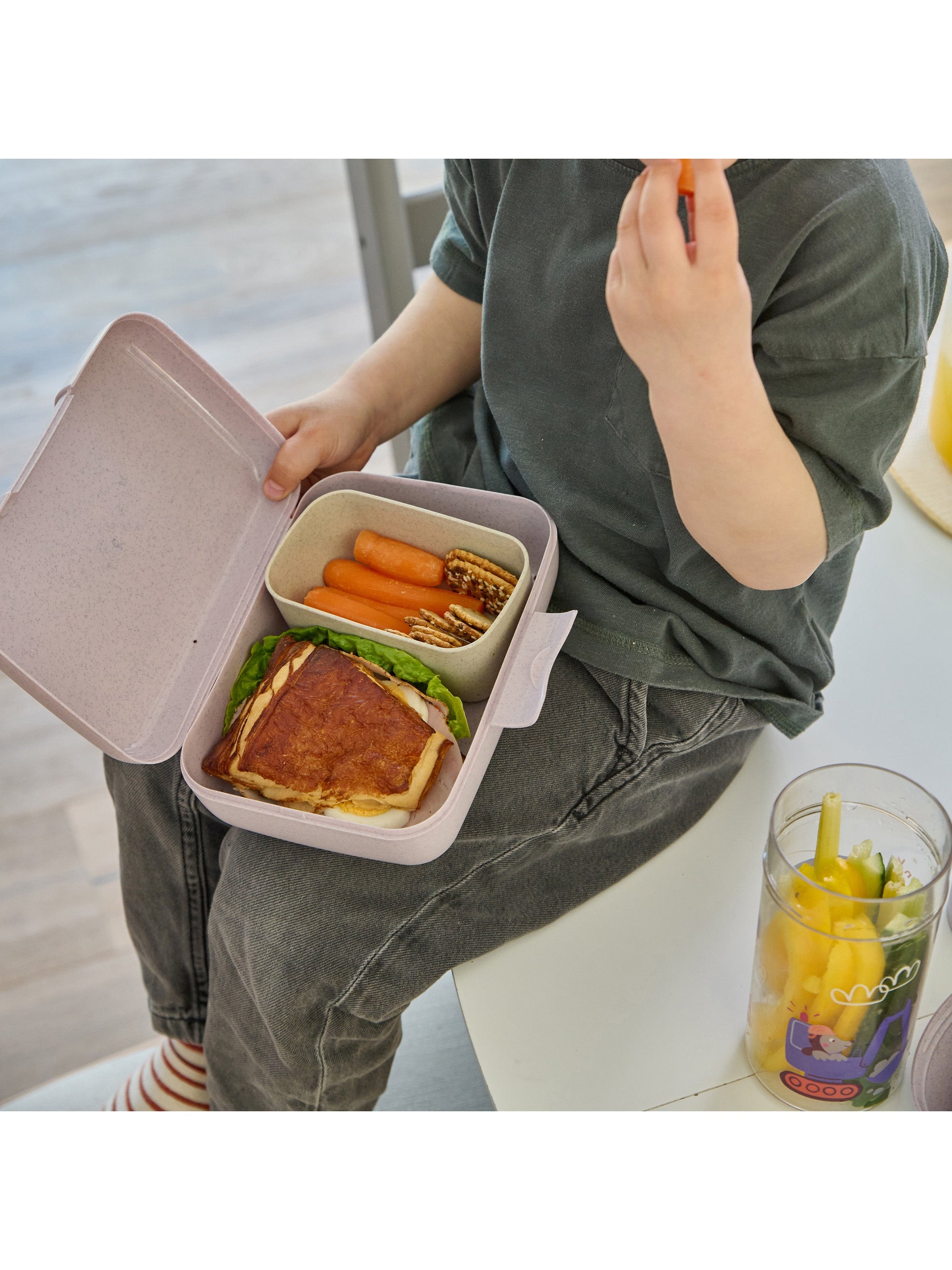 Koziol Candy L Trucks – Lunchbox 19,0 × 13,5 × 6,5 cm, Biokunststoff, mit Trennschale, mehrfarbig/grau
