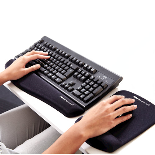 Fellowes Mausmatte mit Handgelenkauflage – Plushtouch – für Maus – FoamFusion – antimikrobiell – schwarz