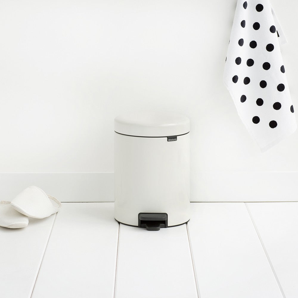 Brabantia NewIcon Treteimer – 5 l – Edelstahl, rund – Weiss – Soft-Close, geruchssicherer Deckel