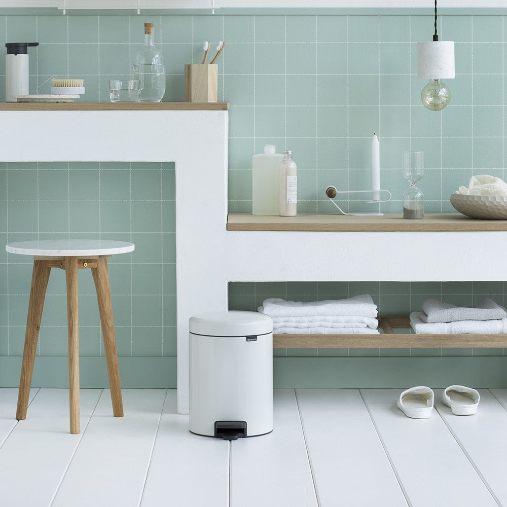 Brabantia NewIcon Treteimer – 5 l – Edelstahl, rund – Weiss – Soft-Close, geruchssicherer Deckel