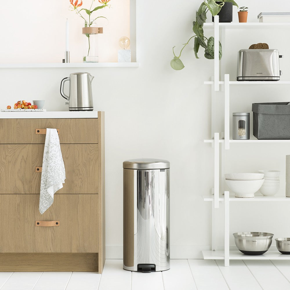 Brabantia NewIcon Papierkorb – 30 l, mit Deckel – Edelstahl, Silber – Ø 300 × H 679 mm