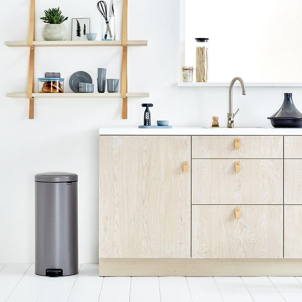 Brabantia NewIcon Papierkorb – 30 l – mit Deckel, Platin – Soft-Close, Geruchsdicht