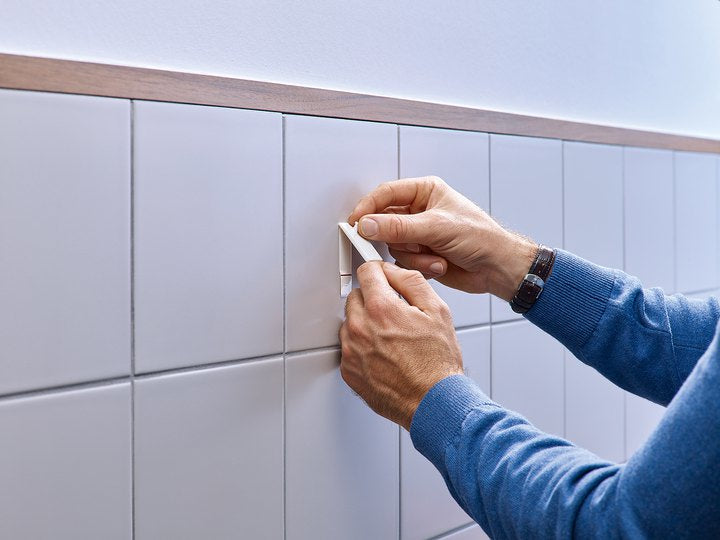 TESA Klebenagel für Fliesen/Metall – bis 2 kg, Weiss, Innen