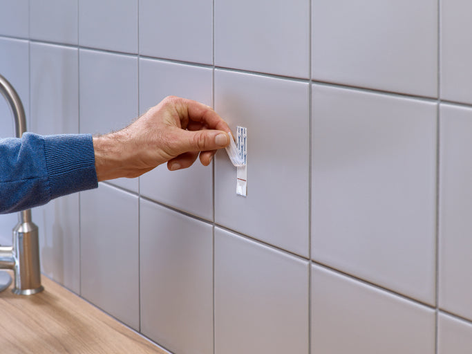 TESA Haken - weiss - selbstklebend - 3 kg - für Fliesen & Metall - 2 Stück