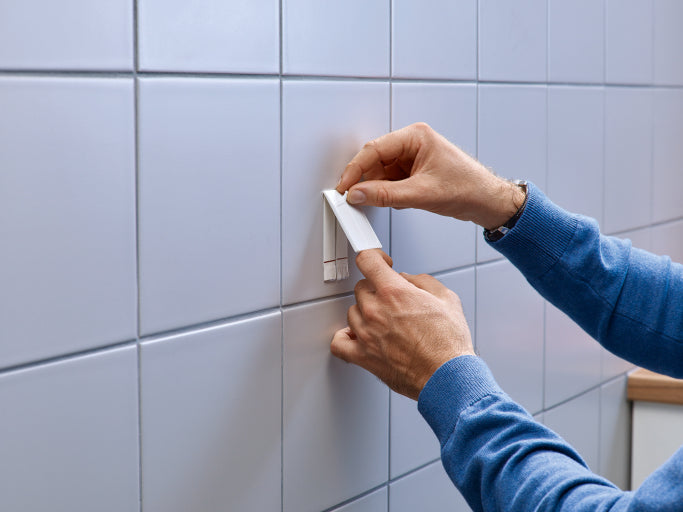 TESA Haken – weiss (4 kg) – selbstklebend – für Putz – 2 Stück