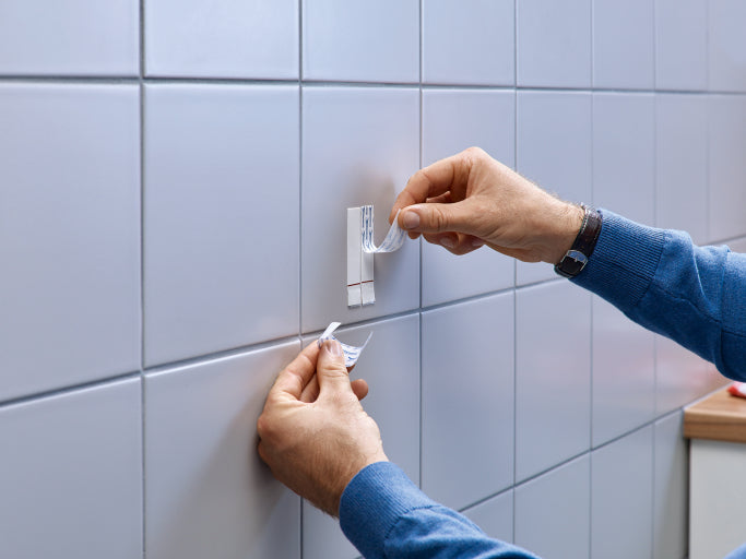 Tesa Universalhaken wiederablösbar – 4 kg, 2 Stk., für Fliesen, Metall, Putz